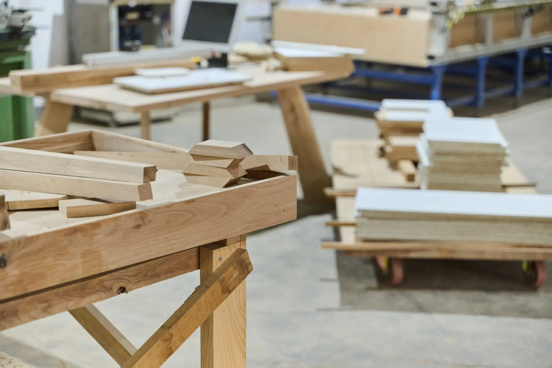 Holzleisten und zugeschnittene Bauteile in einer Schreinerei-Werkstatt