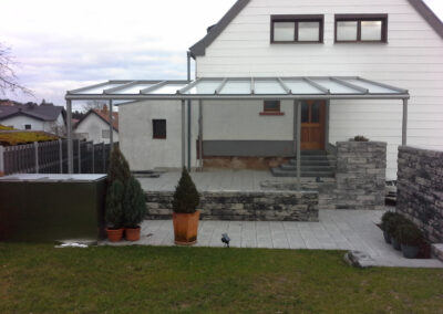 Überdachter Wintergartenbereich an einem Wohnhaus in Illingen