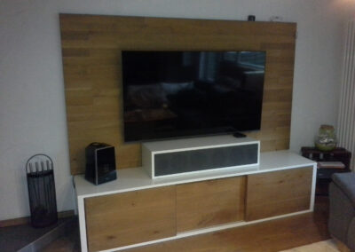 Maßgefertigte Wohnwand aus Holz mit integriertem Fernseher